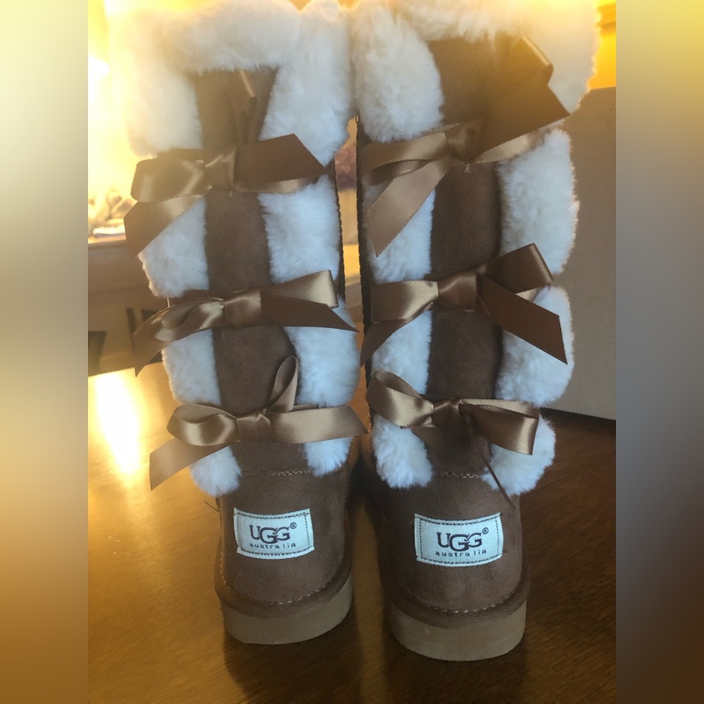 UGG Australia brown boots with 3 bow detail! Ladies size 8